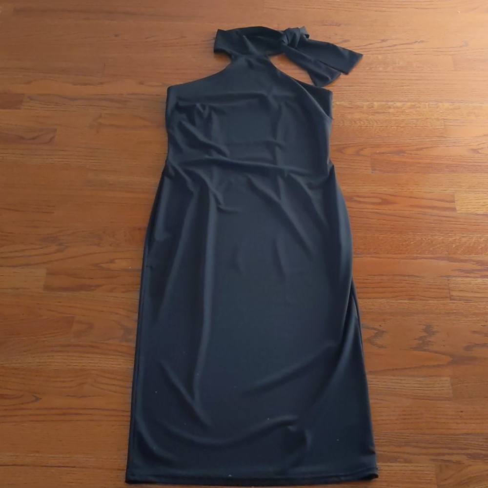 Beautiful longuette dress. Exposed shoulders.